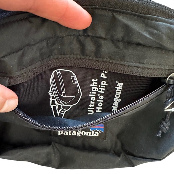 NWT Patagonia belt bag funny pack Ultralight Black Mini 1L Hip Pack - Picture 4 of 4